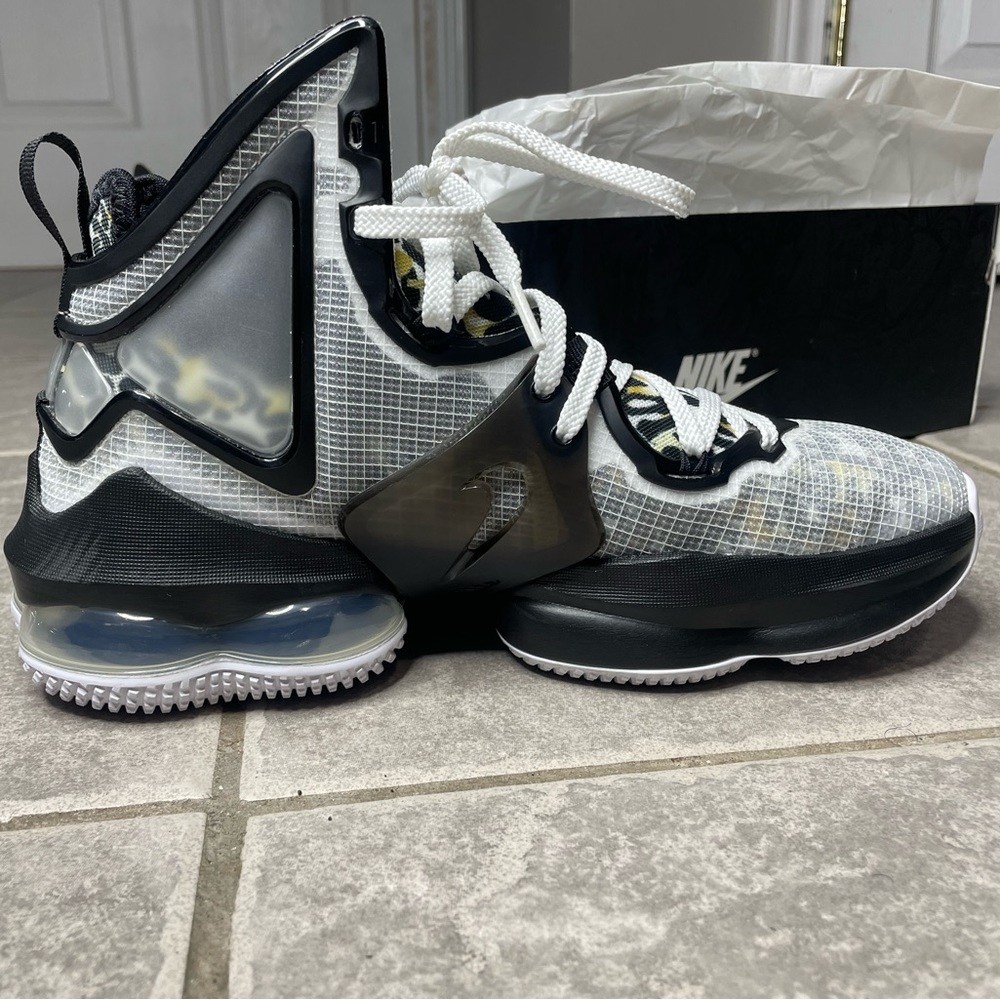 Nike LeBron XIX SE (GS)- Brand new